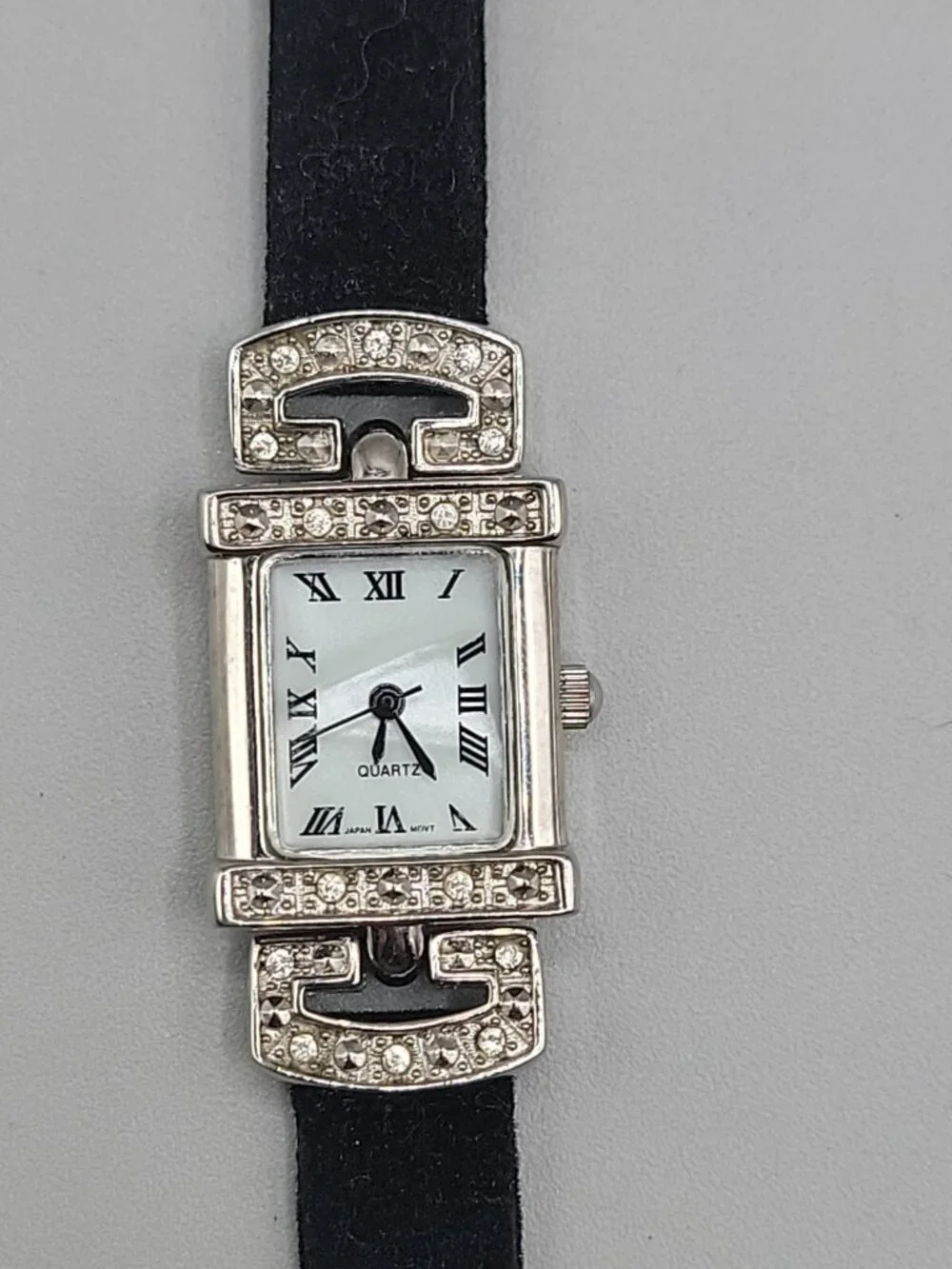 Vintage Avon Crystal Rhinestone Ladies Quartz Watch 7.5